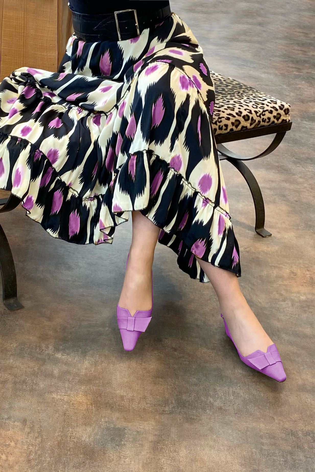 Mauve purple women's open back shoes, with a knot. Tapered toe. Low block heels. Worn view - Florence KOOIJMAN
